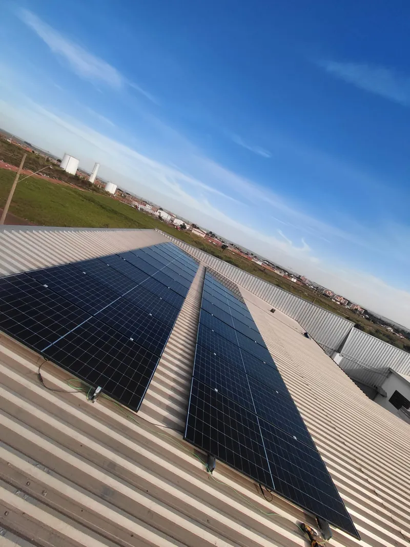 Painéis Solares em Telhado Industrial