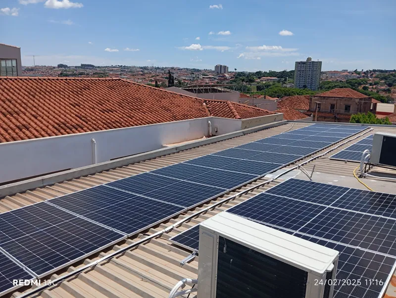 Painéis Solares em Telhado Metálico